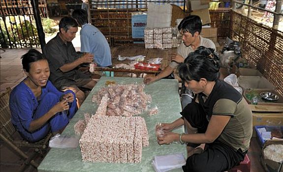 两个男人,两个女人,包装,蓬松,米饭,甜食,糖果,工厂,永隆,湄公河三角洲,越南,东南亚