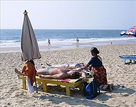 女人,给,按摩,游客,科尔瓦海滩,果阿,印度
