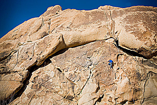 女孩,攀岩,约书亚树国家公园,加利福尼亚,美国