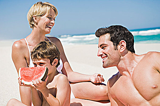 男孩,吃,西瓜,父母,海滩
