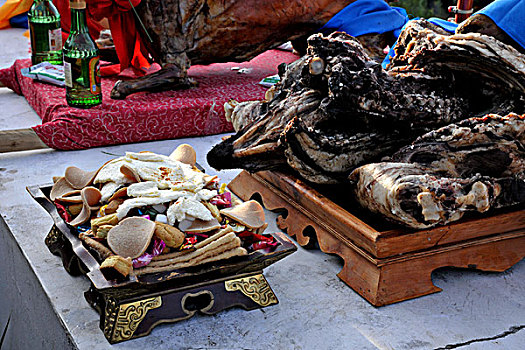 内蒙古呼伦贝尔陈巴尔虎旗草原那达慕祭祀敖包活动中的牛,羊,鲜奶,奶油,奶酒祭品