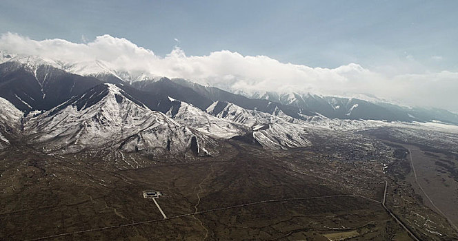 新疆巴里坤,谷雨雪后天山美