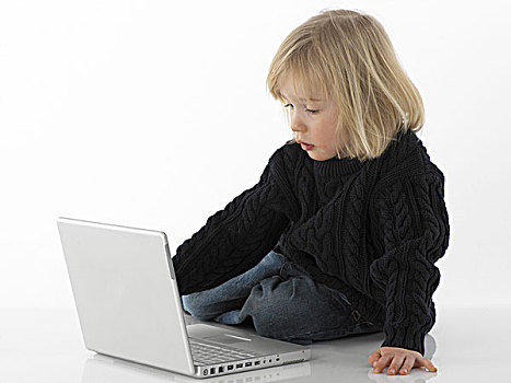 孩子,笔记本电脑,数据输入,4岁,男孩,金发,专注,兴趣,互联网,上网,好奇,才能,成长,学习过程,象征,智慧