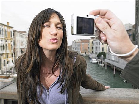 意大利,威尼斯,女人,飞吻,看镜头,拿,男人