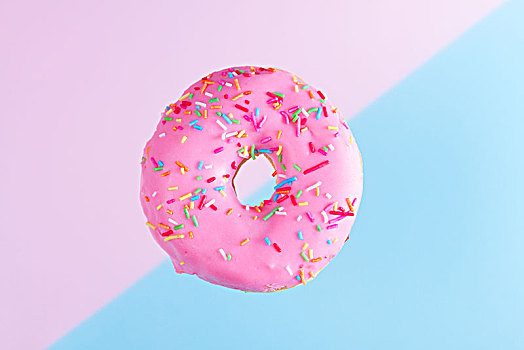 飞,甜甜圈,蓝色背景,一个,落下,甜,油炸圈饼,粉色,抽象,背景,留白