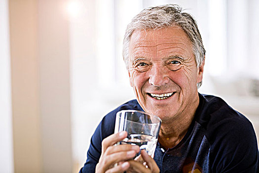 头像,老人,拿着,大玻璃杯,水,看镜头,微笑