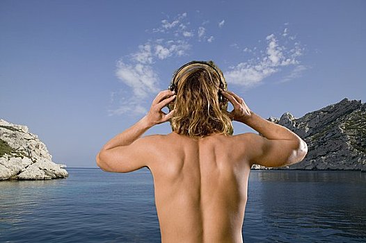男青年,耳机,海上,风景