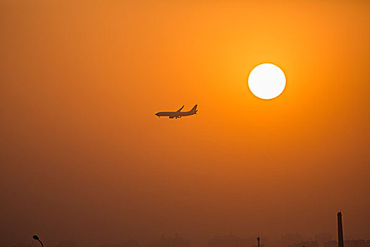 飞机掠过太阳