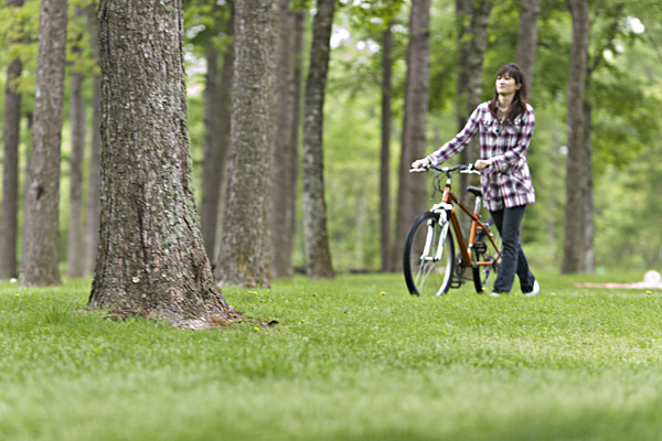 女青年,自行车,树林