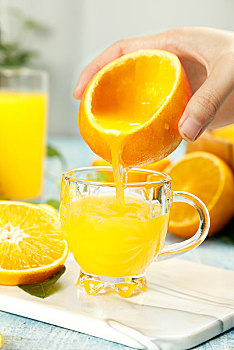 白底上放着一杯橙汁