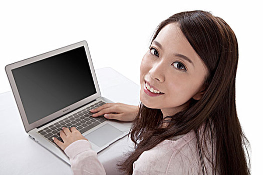 青年女子使用手提电脑