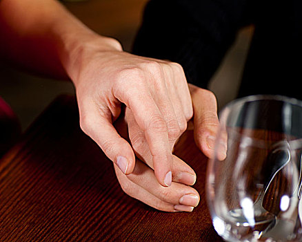 情侣,握手,桌子,餐馆