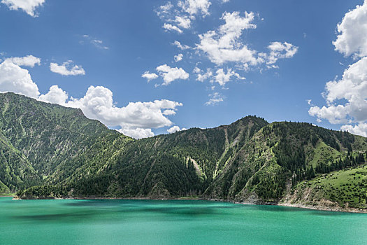 中国新疆夏季蓝天白云下g217独库公路沿途雪山草原森林湖泊