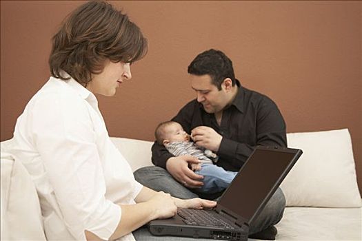 女青年,工作,笔记本电脑,丈夫,婴儿