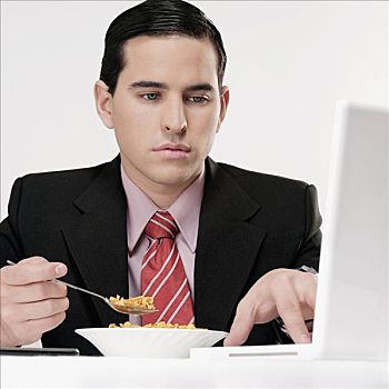 商务人士,工作,笔记本电脑,早餐桌