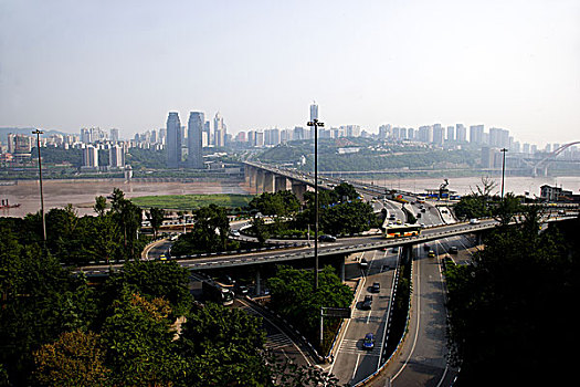 站在重庆山城步行道上远眺重庆长江大桥