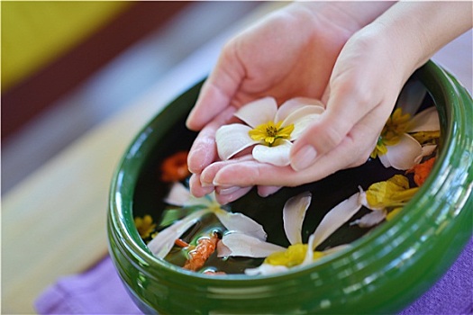 女性,手,花,水中