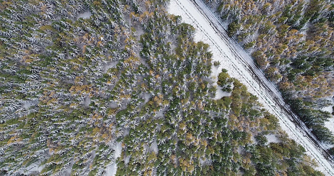 新疆哈密,天山初雪,大地上美丽的图案