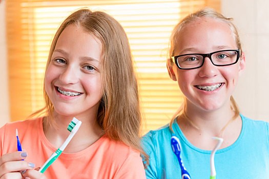两个女孩,牙齿,牙齿矫正器,刷牙