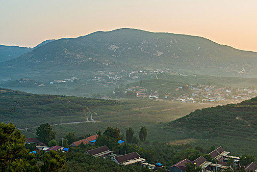 山东沂蒙山区的山村果园