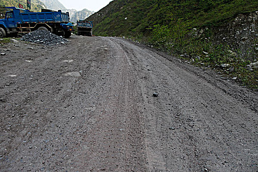 一段崎岖蜿蜒的岩石山路