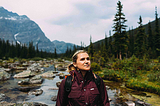中年,女人,远足,冰碛湖,看别处,班芙国家公园,艾伯塔省,加拿大