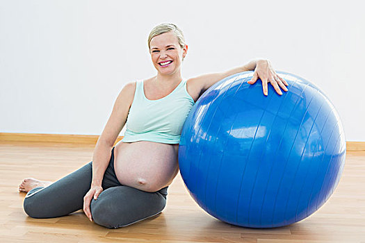 孕妇,坐,旁侧,健身球,看镜头,微笑