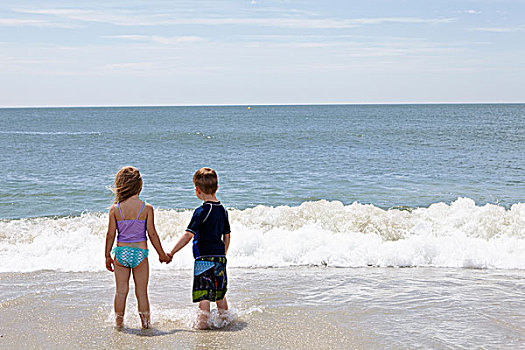 后视图,女孩,男孩,握手,海洋