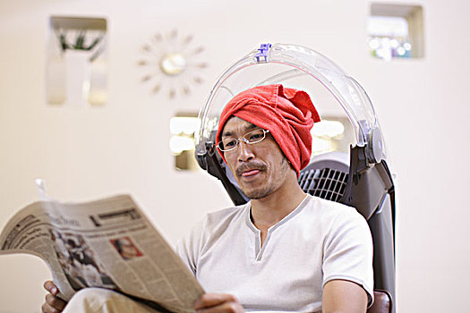 男人,毛巾,顶着,读,报纸,美发沙龙