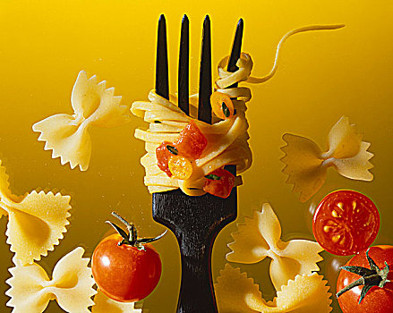 意大利干面条,西红柿,叉子,蝴蝶结面