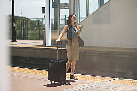 中年,女人,等待,火车站,拿着,拉杆箱,咖啡杯