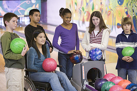 多种族,青少年,拿着,保龄球,保龄球道,女孩,轮椅