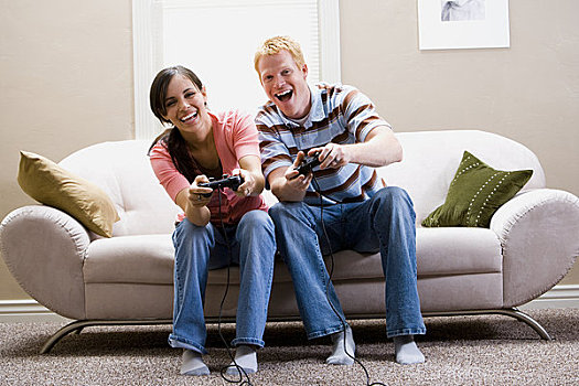 男人,女人,坐,沙发,玩电玩,笑
