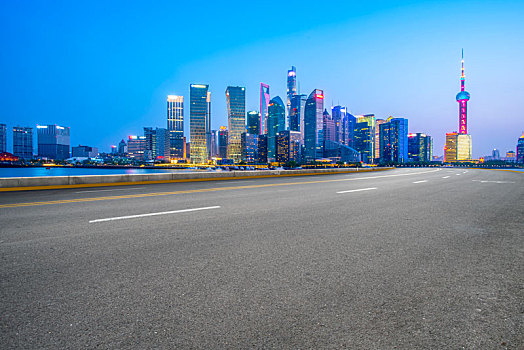 上海陆家嘴建筑夜景和城市道路交通