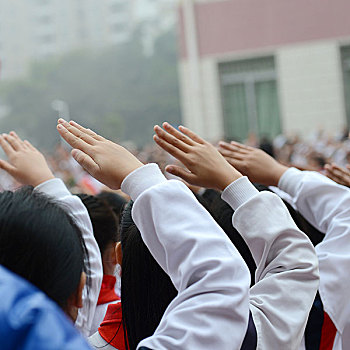 一群孩子,抬手