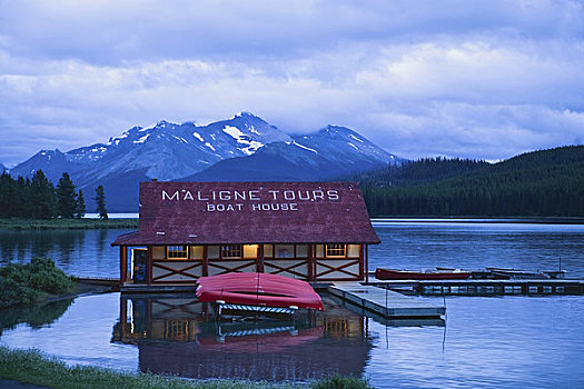 船库,黄昏,玛琳湖,碧玉国家公园,艾伯塔省,加拿大