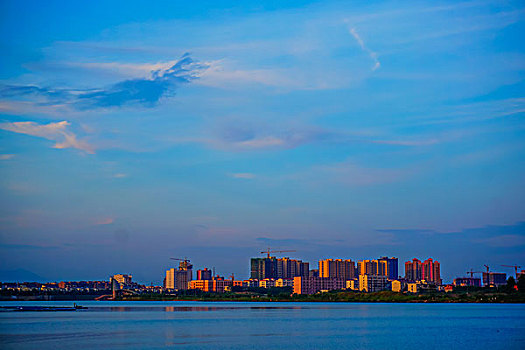 建筑群,高楼,河,灯,夜景,倒影,蓝天,白云