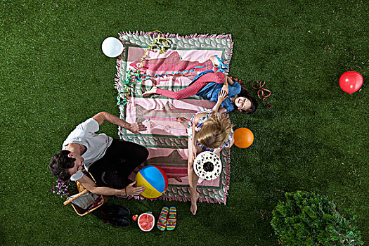 家庭,庆贺,野餐,公园,蛋糕,气球,彩带,俯视