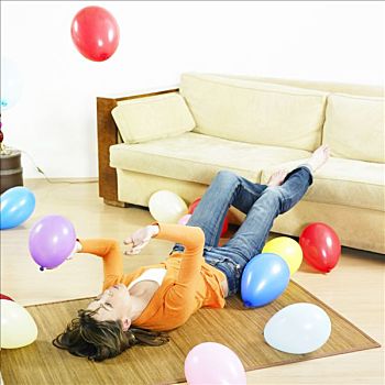 女人,躺下,地毯,客厅,玩,气球