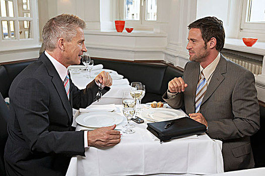 两个,商务人士,交谈,餐馆