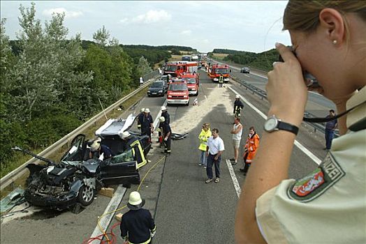 德国,北莱茵威斯特伐利亚,重,意外,高速公路,靠近,坏,奔驰,汽车,速度,卡车,阻挡,钟点,消防员,受伤,驾驶员,室外
