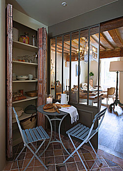 面包,小酒馆,桌子,两个,折叠椅,正面,柜橱,风景,吊灯,生活方式,区域