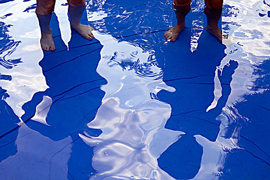 两个,女人,站立,踝部,水,蓝色,涉水,水池,全身,影子,反射,日光,白金汉郡,英国