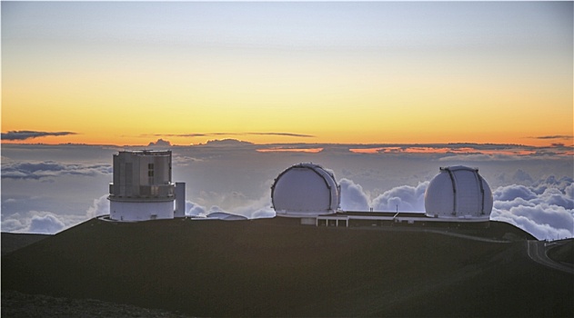 莫纳克亚天文台的日出云海