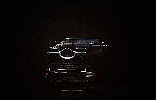 打字机,桌上,黑色背景