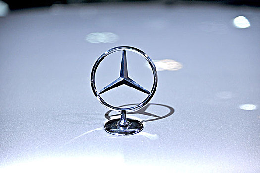 2012年度重庆国际汽车展上展示的奔驰汽车徽标