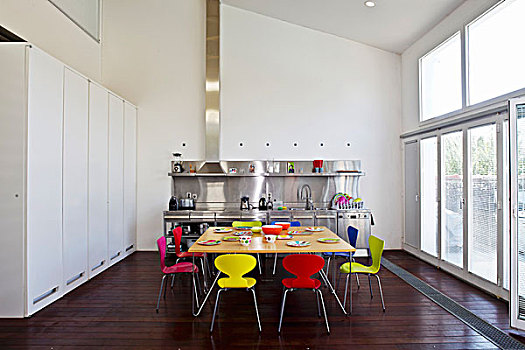 小,不锈钢,厨房操作台,后面,大,餐桌,彩色,打开,客厅,窗户,地面