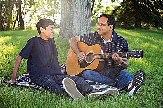 父亲,演奏,吉他,儿子,公园,埃德蒙顿,艾伯塔省,加拿大