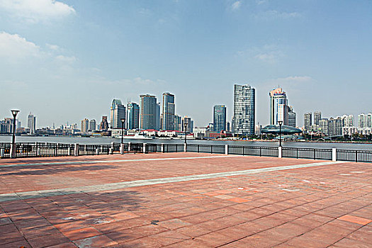 上海浦东陆家嘴的滨江大道
