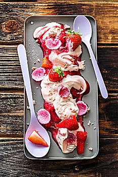 草莓,凌乱,草莓冰糕,糖渍,玫瑰花瓣